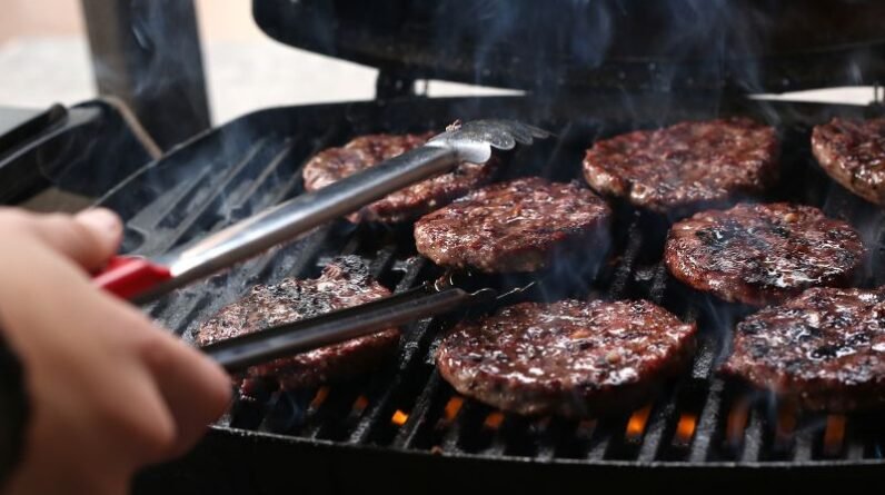 Grill Time: Tips for Timing and Flipping Beef Burgers for Optimal Results