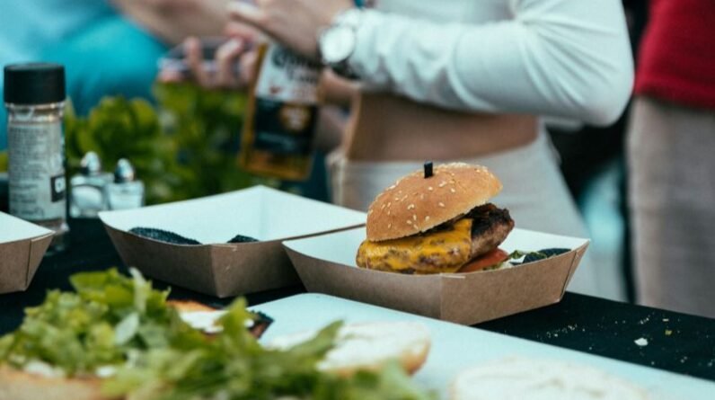 Preparing Healthy Beef Burgers for Family-Style Gatherings